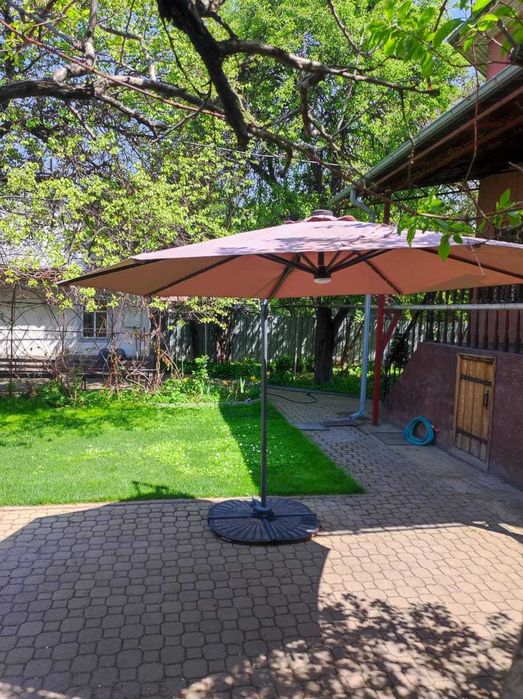 Уличный зонт от солнца.