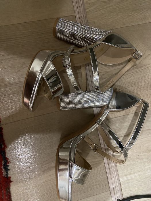 Продам босоножки