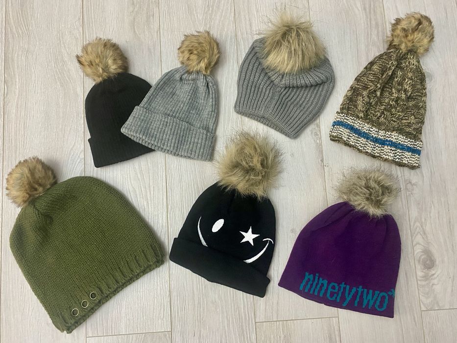 Caciuli / fes cu mot pufos blana, noi