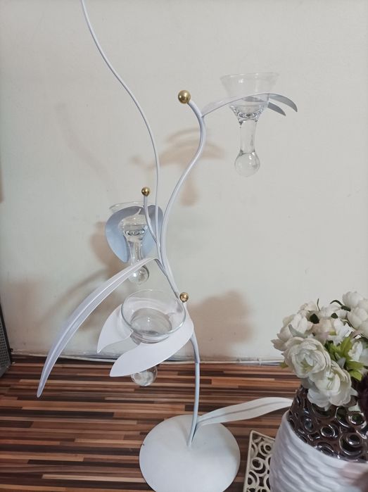 Свещник с ваза и цветя