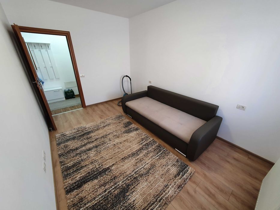 Inchiriez apartament cu 3 camere la vila , curte proprie si parcare