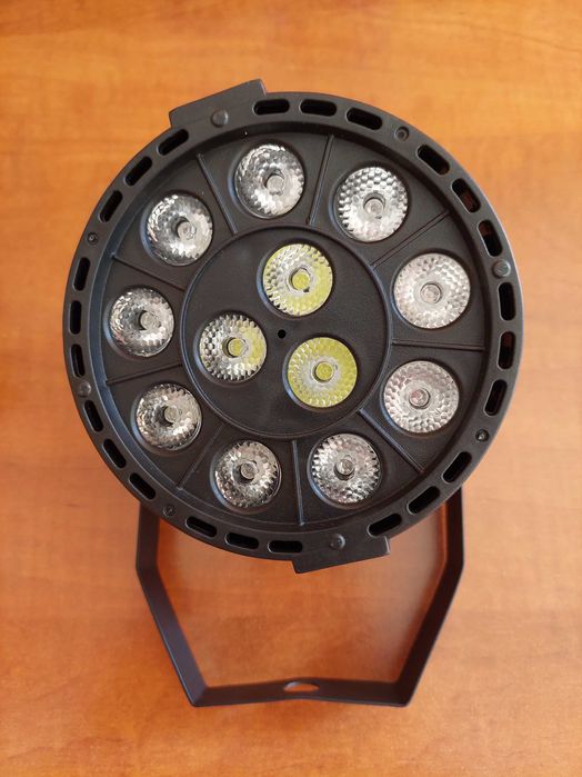 Продавам комплект мобилна стойка и 4 бр. LED PAR осветление