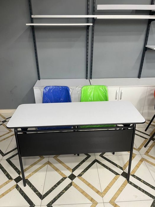 Школьные парты в нейтральных цветах и стулья красочных цветов.