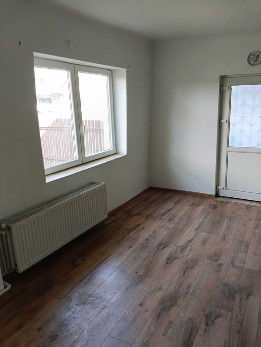 Casă de închiriat în Cluj pe Calea Mănăștur între Fabrica de bere și Luk Oil. Acces direct din stradă sau din curte. Două locuri de parcare.