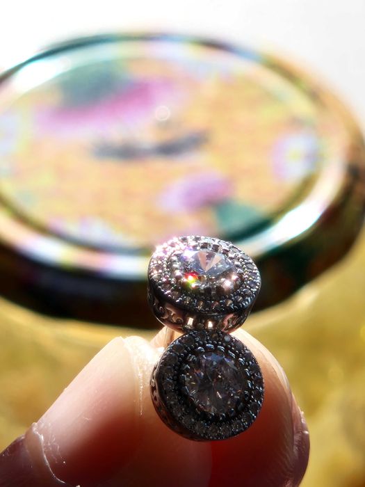 Cercei din argint cu pietre strălucitoare – eleganță rafinată