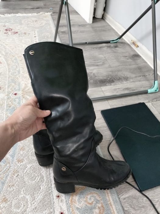 Продам зимние натуральные сапоги.
