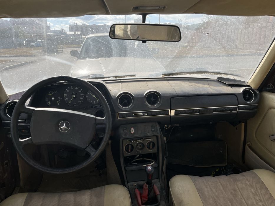 машина Mercedes W123 E200