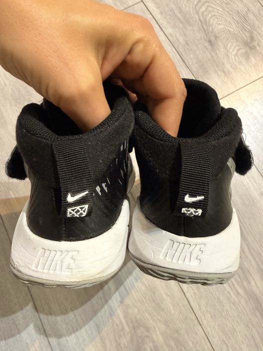 Nike 33 negru cu logo argintiu