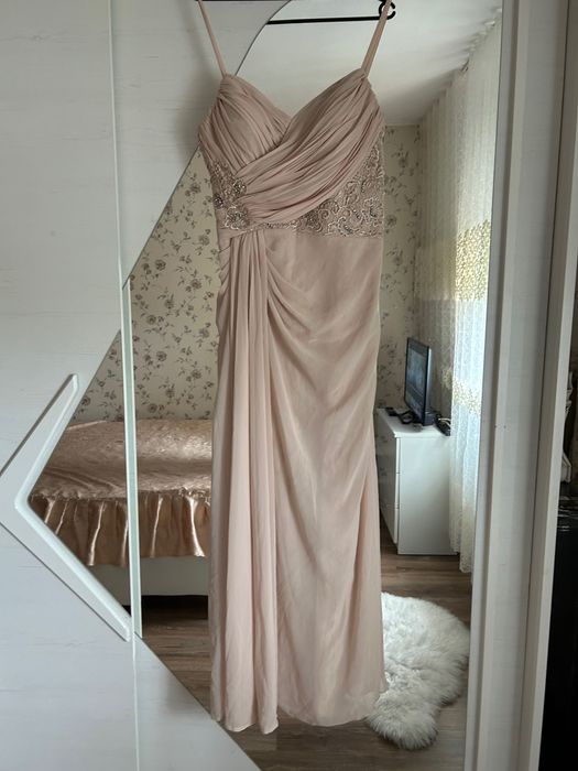 Vând rochie cu model deosebit