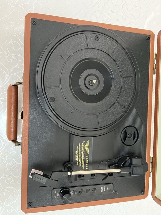 Продаю музыкальный виниловый проигрыватель