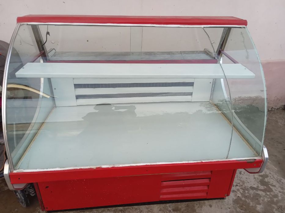 Продаётся витринный холодильник