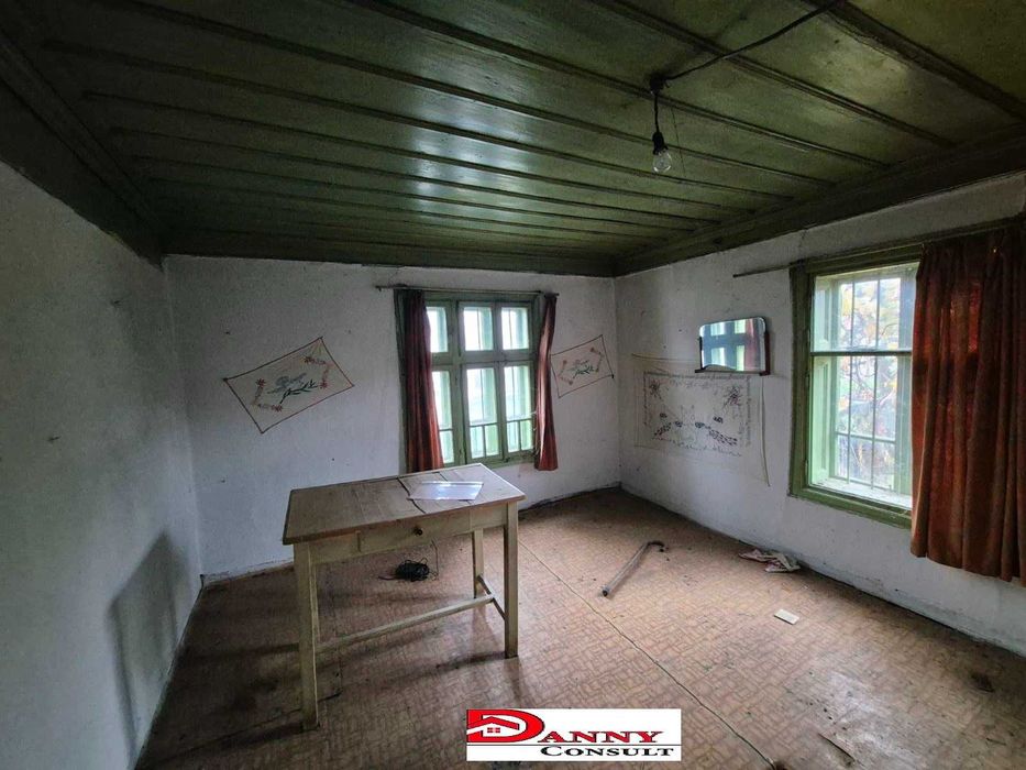 Двуетажна къща с двор и кладенец в с. Драгижево