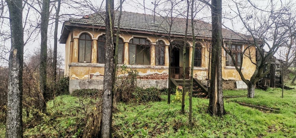 Vand teren cu casa batraneasca nelocuibila