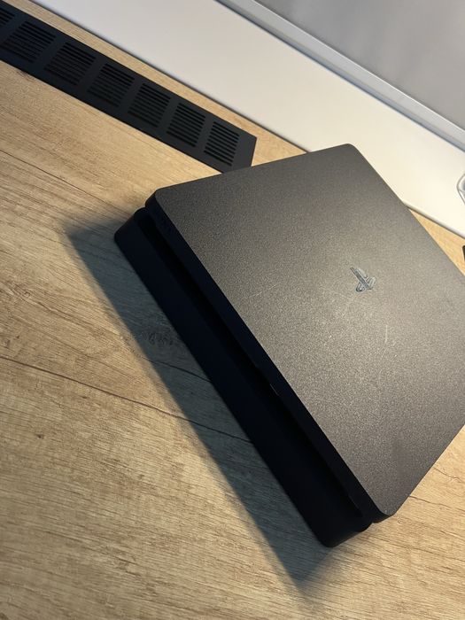 Плейстейшн 4 слим