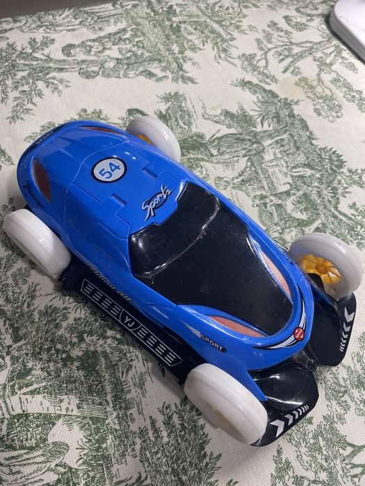 Машинка , на батарейках