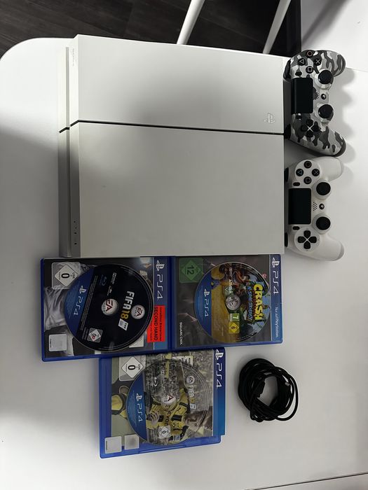 Продавам PlayStation 4