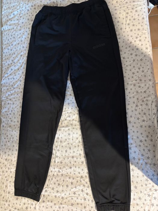 Различни спортни дрехи и екипи