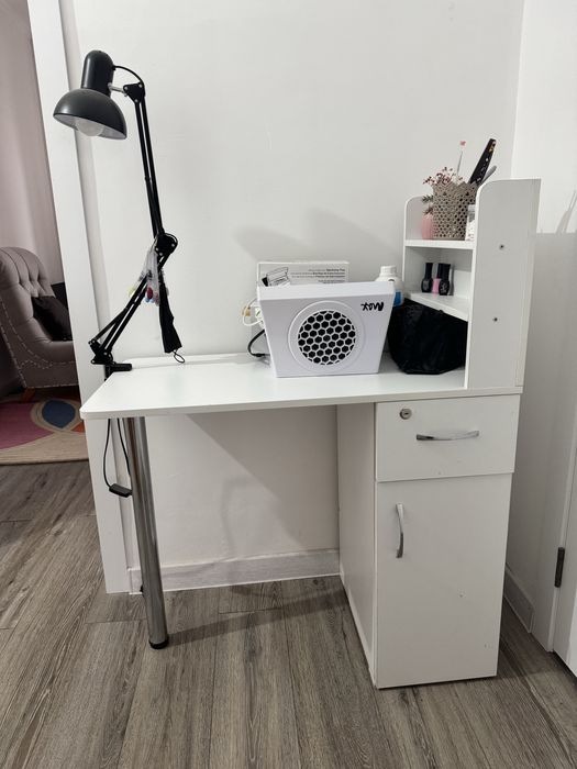 Маникюрный столик в идеальном состояний