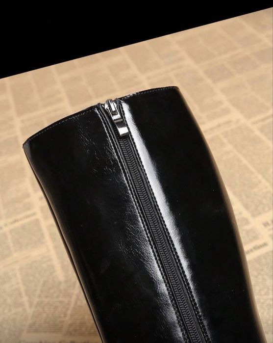 Високи черни остри ботуши с дебел ток