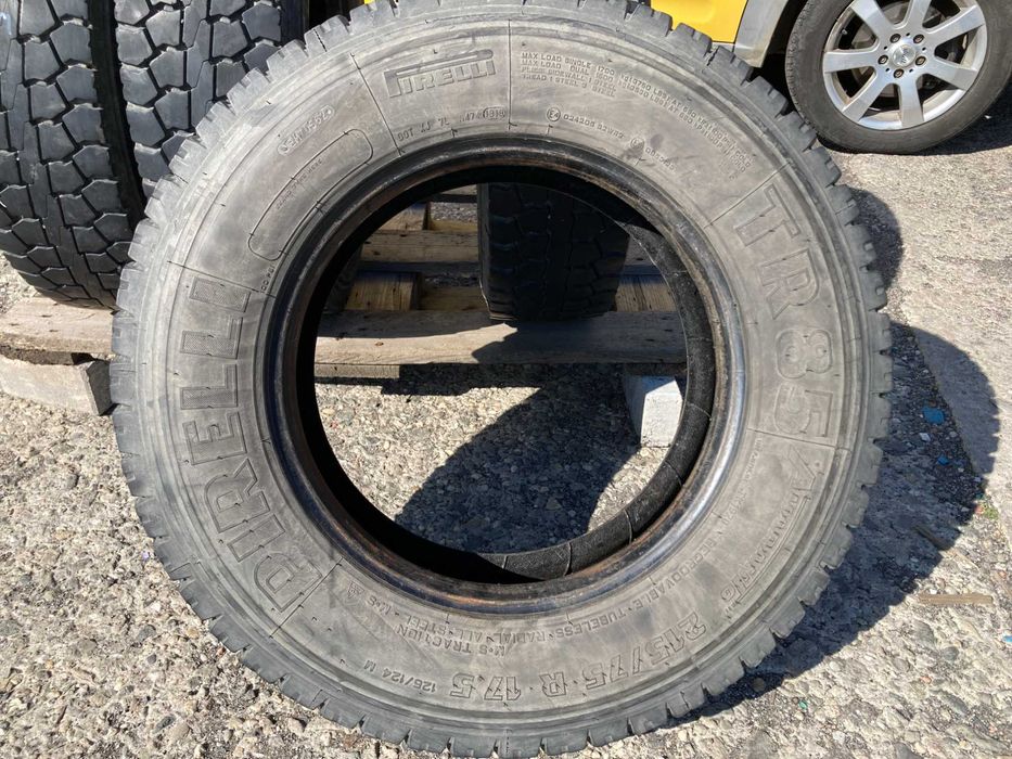 215/75/17.5 PIRELLI 2019г 9,5-10мм Задна Шарка 215/75 R17.5 Само 2броя