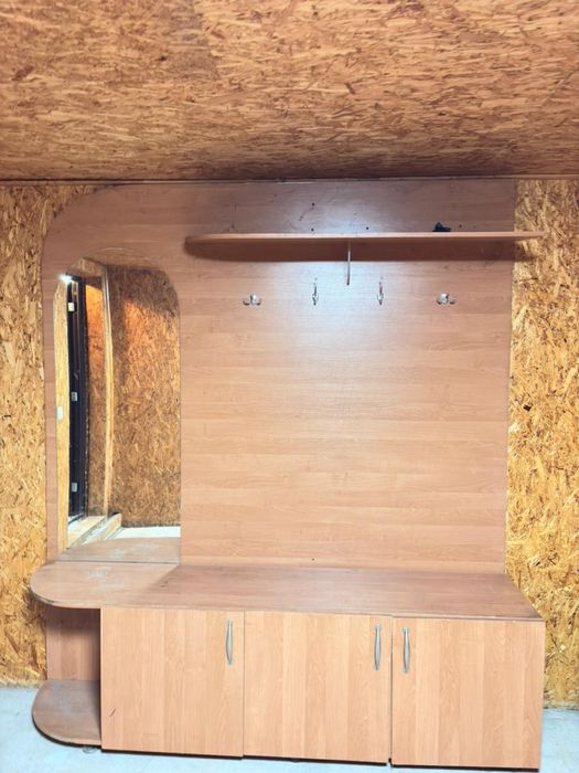 прихожая с тумбой