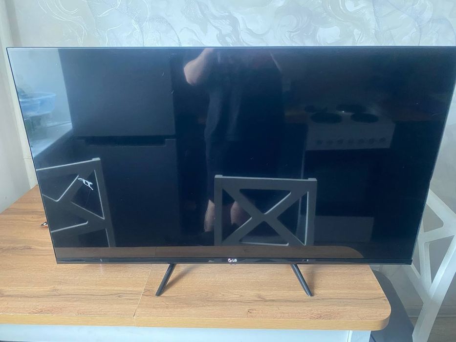 Продам телевизор LG  (детали), имеется дефект, трещина на экране