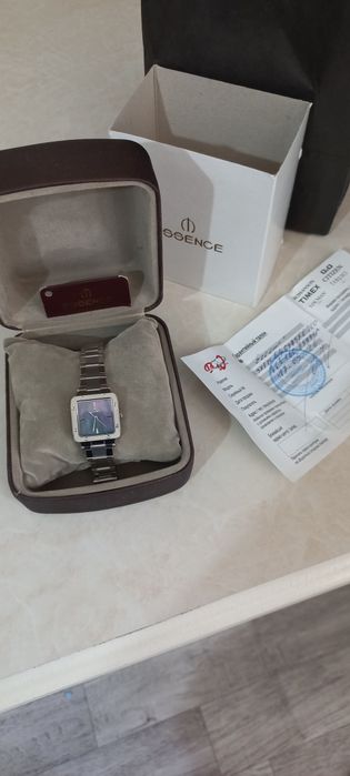 Продам женские часы essence