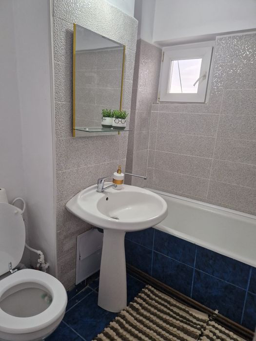 Închiriez apartament cu 4 camere în Rovine (IRUC).
