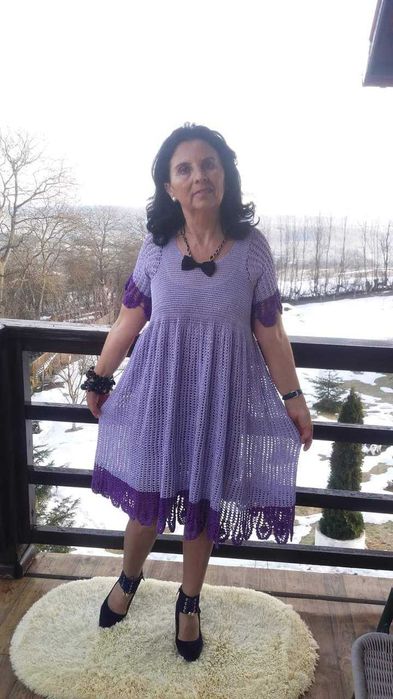 Vând rochie din fir de mătase croșetată manual.