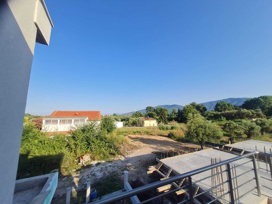 Продава нова къща-мезонет с площ 68м2 двор 200м2 в Неа Врасна, Гърция