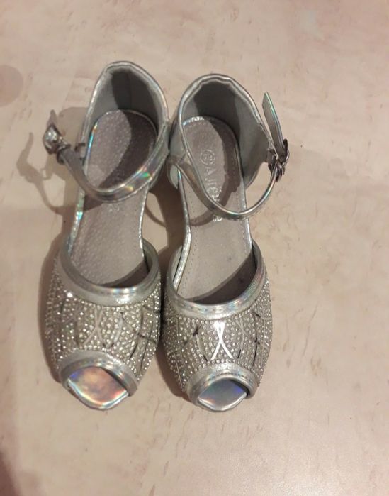 Продам детские босоножки