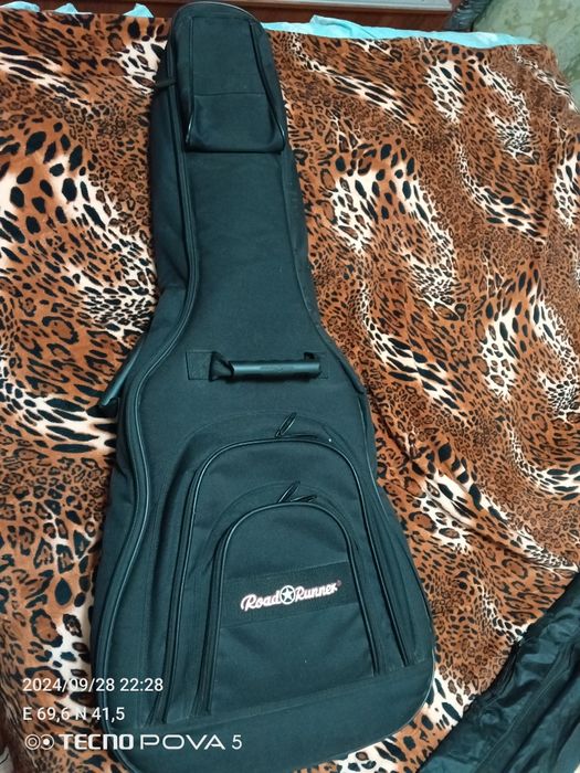 Продается ЧЕХОЛ утеплённый для гитары в отличном состоянии и качестве.