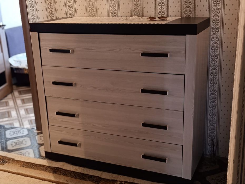 Продам комплект (шкаф + комод)
