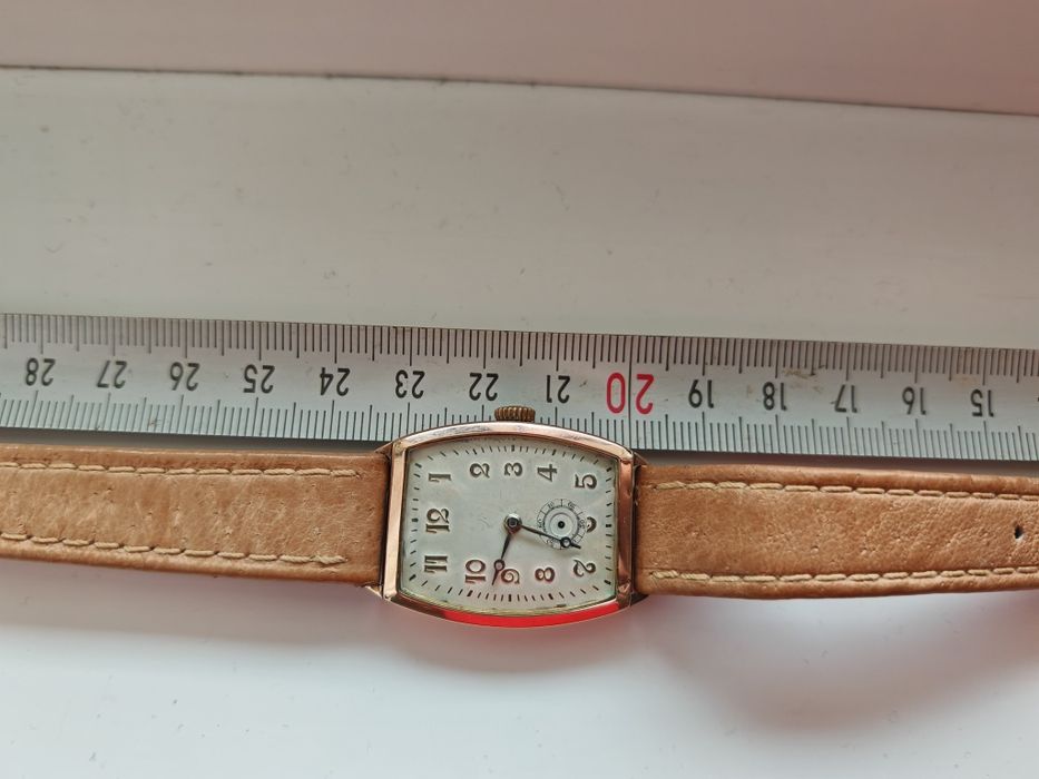 Продавам златен часовник 9к