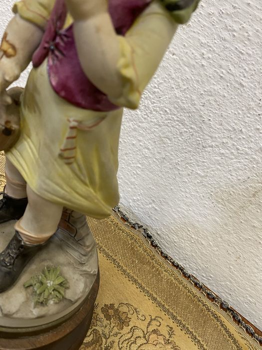 Стара италианска фигура от порцелан .