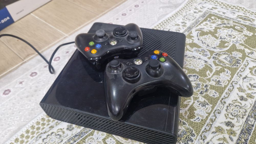 Xbox 360 250GB, рабочая + 2 джойстика