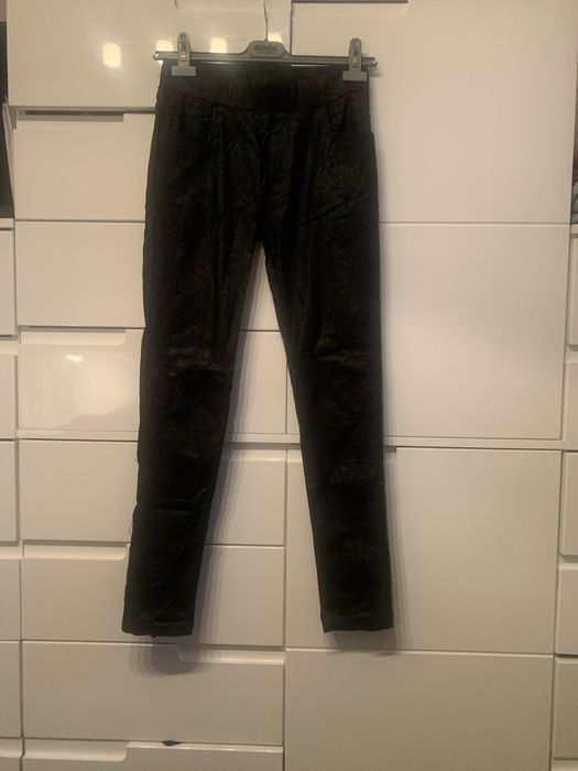 Ластичен клин,черен на цвят, с дантеленпринт.