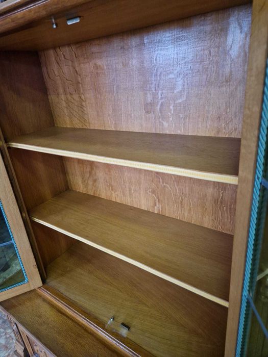 Дъбова витрина с ръчна дърворезба метален обков и цветен оловен витраж