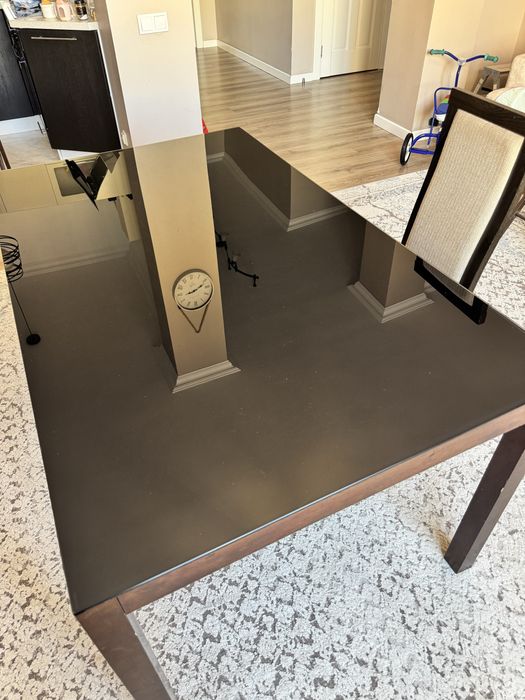 Стеклянный стол со стулями