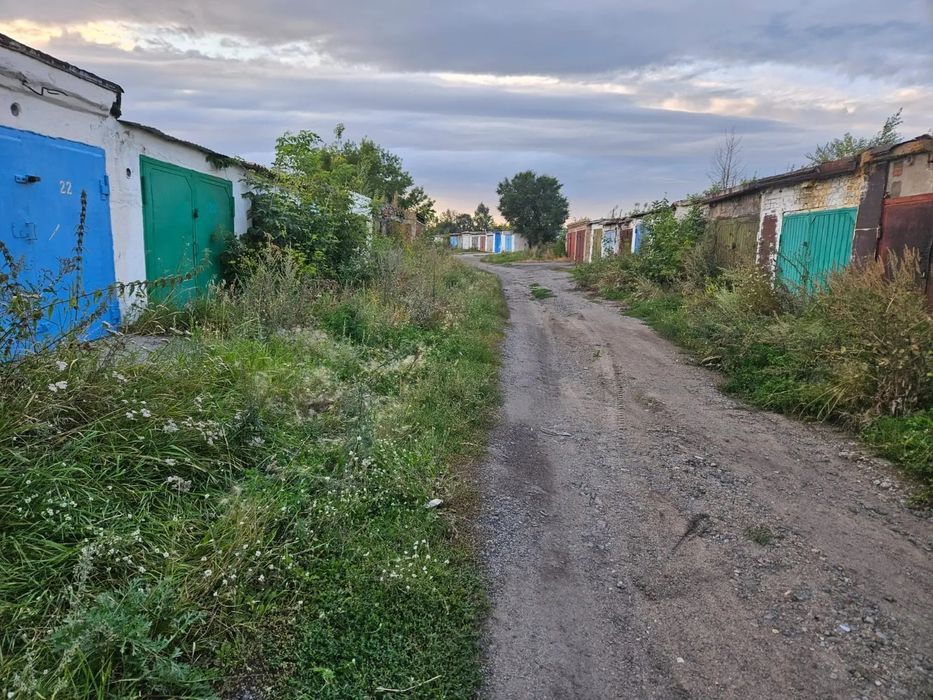 Гараж с земельным участком