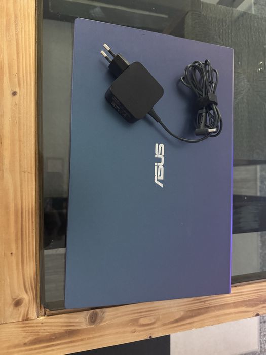 Vand laptop asus model x515j