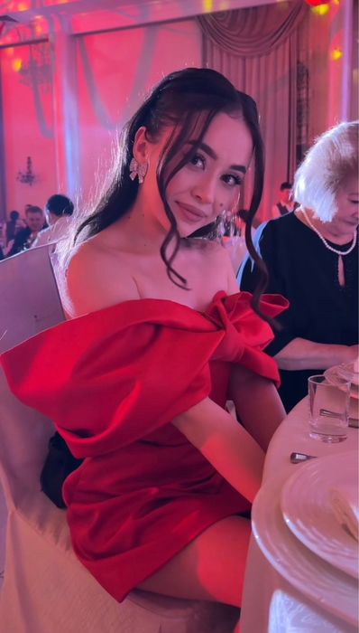 Шикарное красное мини платье с бантом