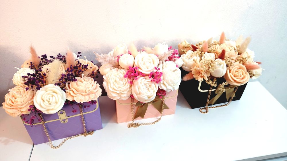 Vând aranjament floral lumânări ceară soia