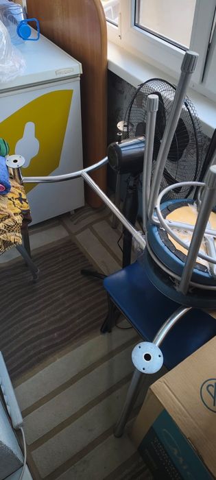 Продам кухонный стол со стульями 3 шт