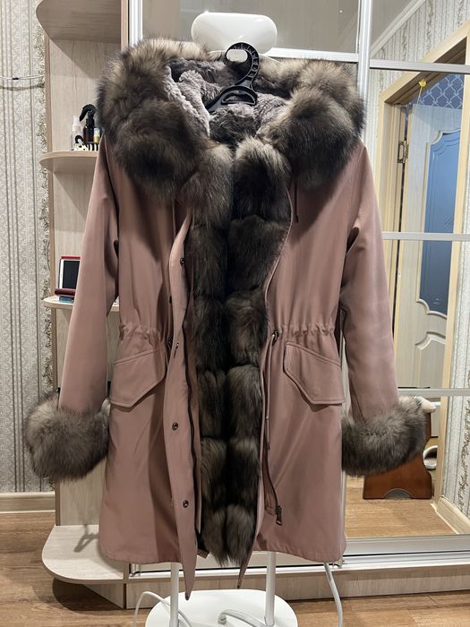 Продам парку с мехом бобра и песца