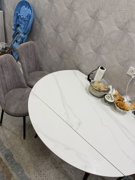 Кухонный стол и 4 стулья