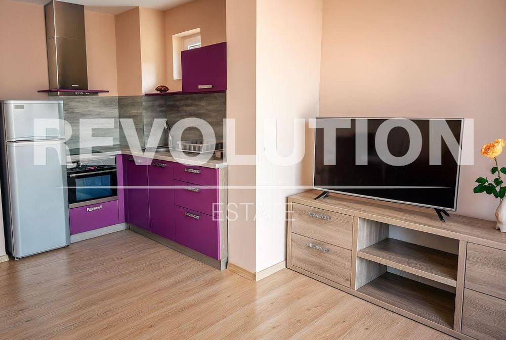 Дава се под наем Двустаен апартамент в к.к. Св.Св. Константин и Елена - 66 кв.м за 575 € - Снимка #1