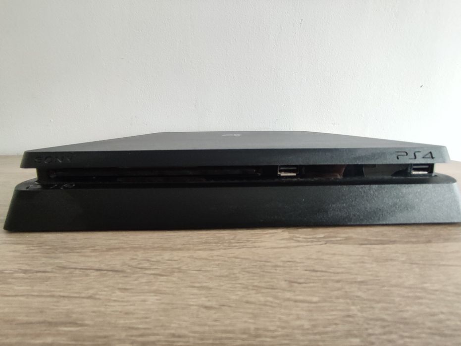 PS4 slim, почти не използван