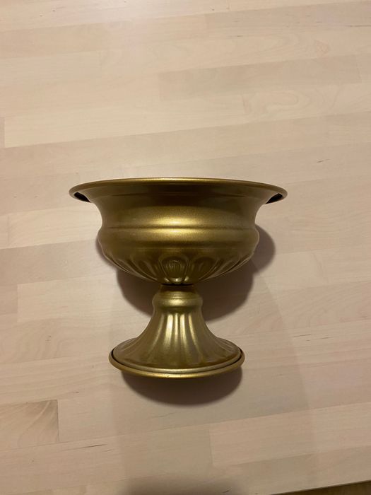 Златни вази за цветя