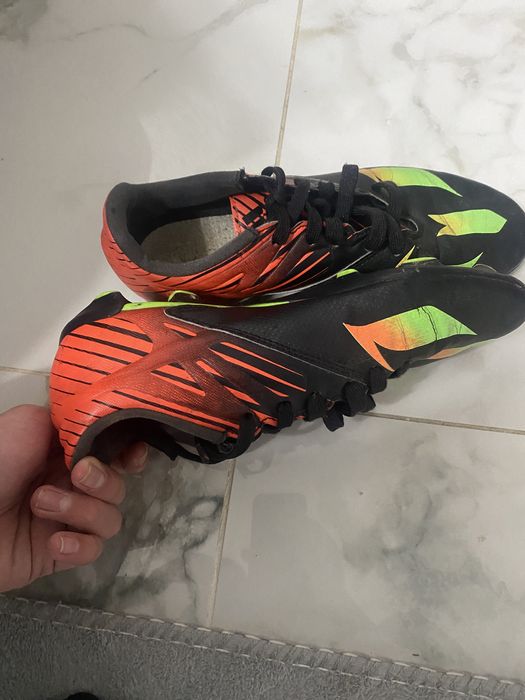 Бутонките на меси адидас!